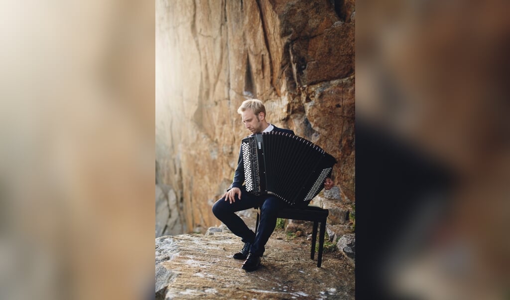 Bjarke Mogensen kommer fra Bornholm og debuterede i en alder af 13 år som international solist med Münchens Symfoniorkester i en live udsendelse på tv-kanalen ZDF.   (SSO)