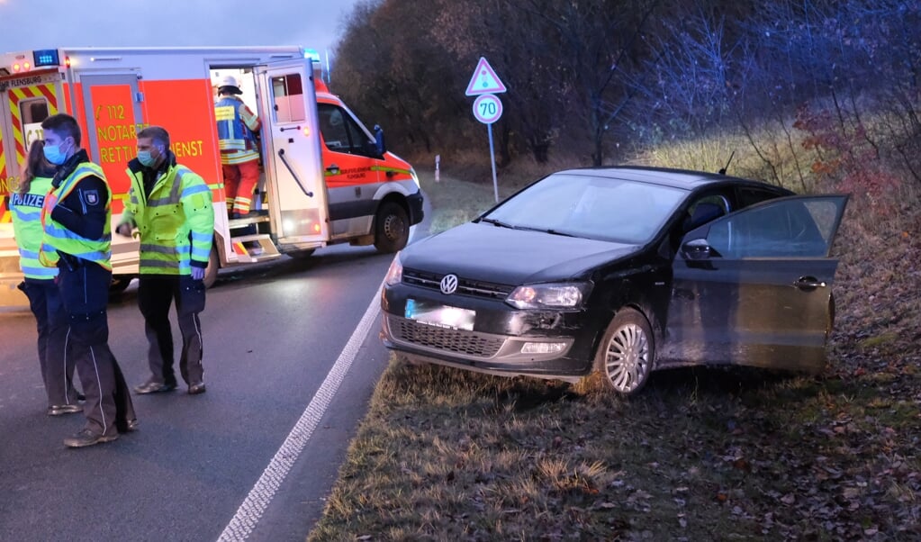 Der VW Polo wurde herumgeschleudert und landete entgegen der Fahrtrichtung im Graben. ( Heiko Thomsen/nordpresse)