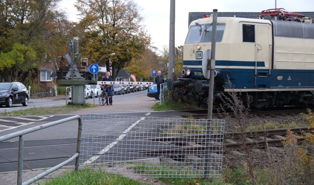 Tarp Kommune har som en provisorisk løsning afspærret genvejen til jernbaneovergangen med et gitter. ( Sebastian Iwersen, nordpresse)