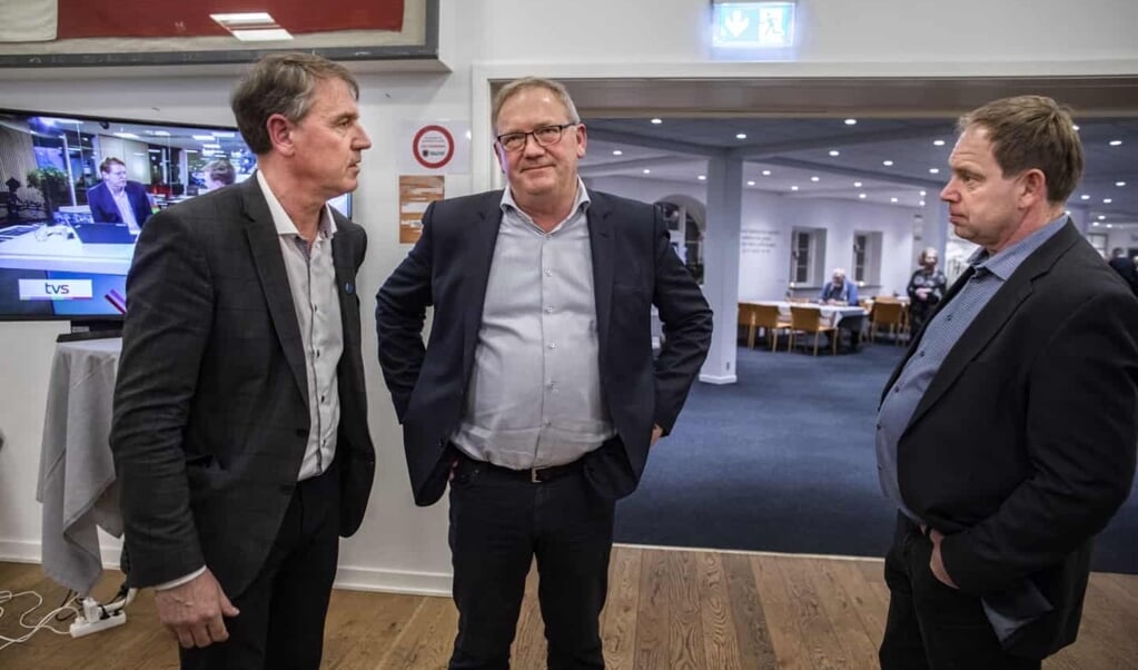 Borgmester Thomas Andresen (V) i en samtale med Erwin Andresen og Kurt Andresen (t.h.) fra Slesvigsk Parti på valgnatten. Nu vil førstnævnte gøre manden i midten, Erwin Andresen, til borgmester. (Karin Riggelsen, Der Nordschleswiger)