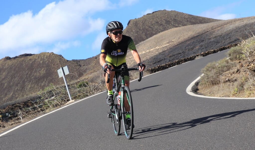 Bjarne Lønborg elsker at cykle i bjerge. Her er han på en af Lanzarotes hurtigste nedkørsler til byen Orzola.    (Bob Foy)