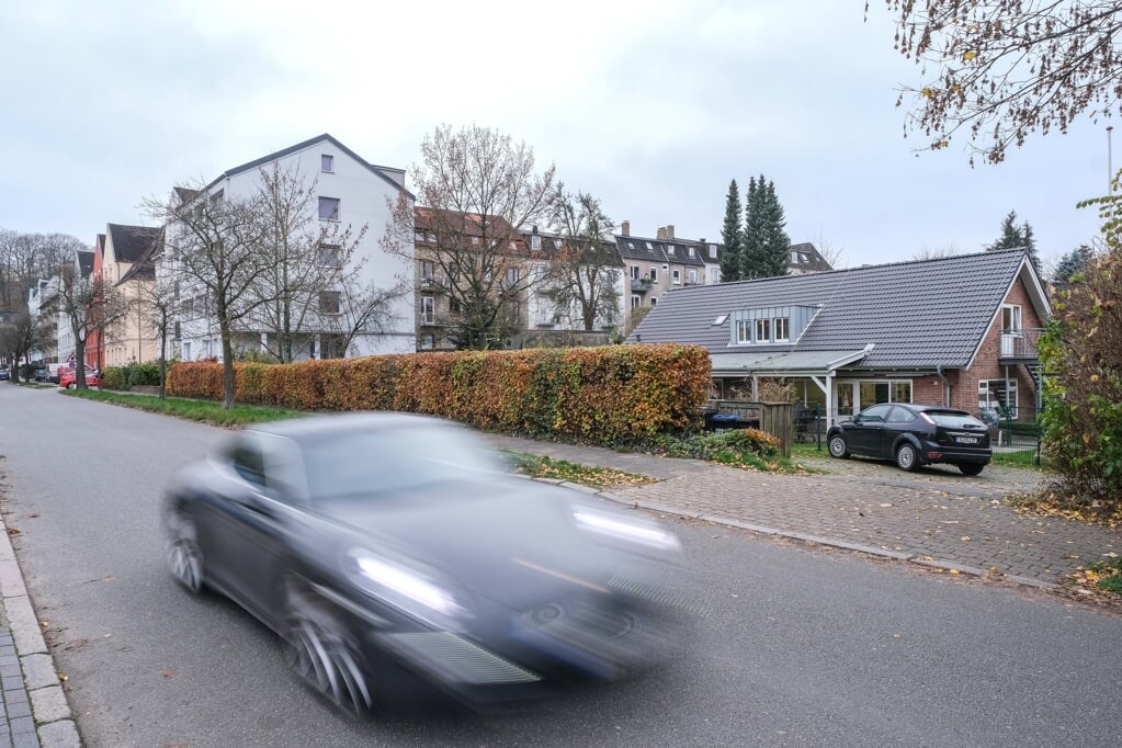 En far gjorde SSW opmærksom på, at der ikke er en hastighedsbegrænsning på 30 km/t ude foran Nystadens Vuggestue i Batterigade.   (Sven Geißler)