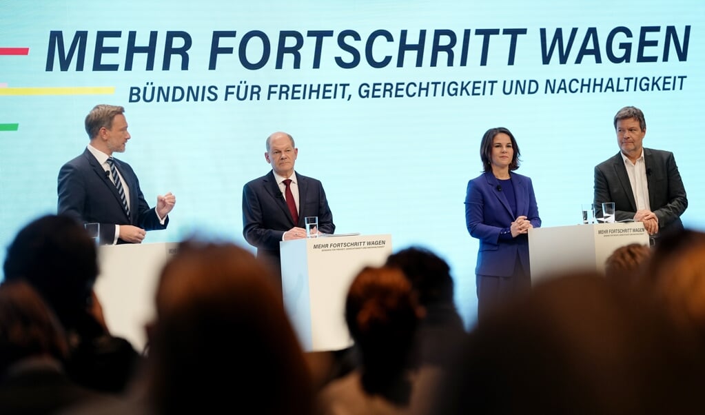 Christian Lindner (FDP), kanslerkandidat Olaf Scholz (SPD) og Grønnes to formænd, Annalena Baerbock og Robert Habeck, havde stor ros til overs for hianden. (Kay Nietfeld/dpa)