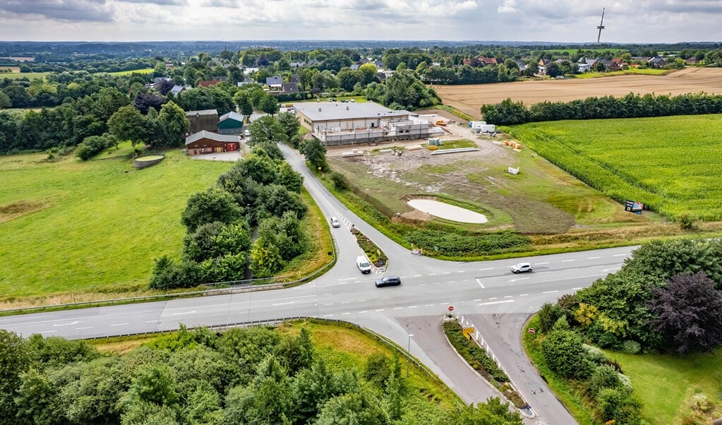 An dieser Stelle mit Blickrichtung Hürup treffen die Landesstraße 96 und die Kreisstraße 90 zusammen und bilden einen gefährlichen Knotenpunkt. Eine Bürgerinitiative hat nun eine Petition erfolgreich gestartet und erhält aus den Reihen von Politik und Verwaltung Unterstützung bei der Forderung nach einem Kreisverkehr. (Sven Geißler)