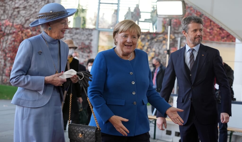 Die geschäftsführende Bundeskanzlerin Angela Merkel (CDU, M), begrüßt Königin Margrethe II. von Dänemark (l) und Frederik, Kronprinz von Dänemark, vor dem Kanzleramt. Königin Margrethe II. von Dänemark und Kronprinz Frederik befinden sich zu einem mehrtägigen Staatsbesuch in Deutschland. (Kay Nietfeld/dpa)