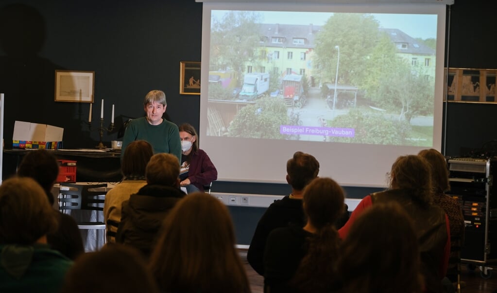 Byplanlægger Klaus Schotte fra Leipzig kom med flere eksempler fra byer, hvis kvarterer igennem initiativer er blevet fyldt med liv. (Sebastian Iwersen)