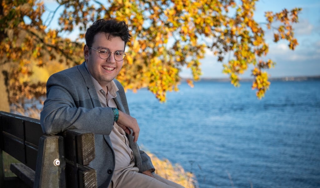 Leon Bossen ved vandet ved Skomagerhus. Han er dansktalende og tænker grænseoverskridende, når det gælder udvikling af Flensborgs potentiale som grøn formand. (Kira Kutscher)