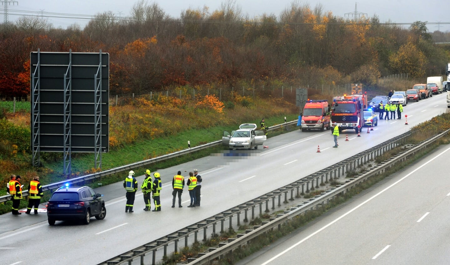 Motorvejen var spærret ved Skovby i et halv døgn, mens politiet ledte efter spor. Foto: