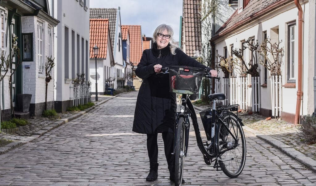 Forfatteren Marlies Jensen-Leier fotograferet i det gamle fiskerkvarter Holm i Slesvig, hvor hun hun er født og voksede op. Marlies Jensen-Leier flyttede i 2006 tilbage til kvarteret efter at have boet i Kiel i en årrække. (Thomas Eisenkrätzer)