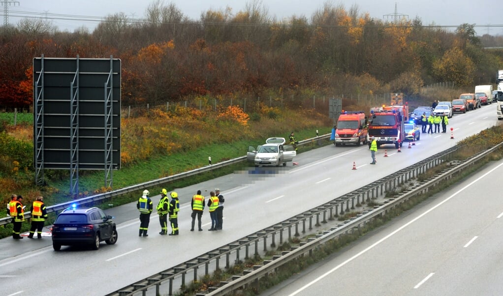 Motorvejen er spærret for al trafik i sydgående retning ved Skovby.   ( Karsten Sörensen.                               )