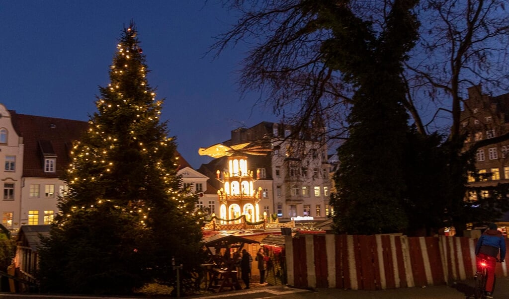 Mandag åbnede julemarkedet i Flensbrog, og sent på eftermiddagen blev juletræet på Søndertorv tændt.  ( Lars Salomonsen)