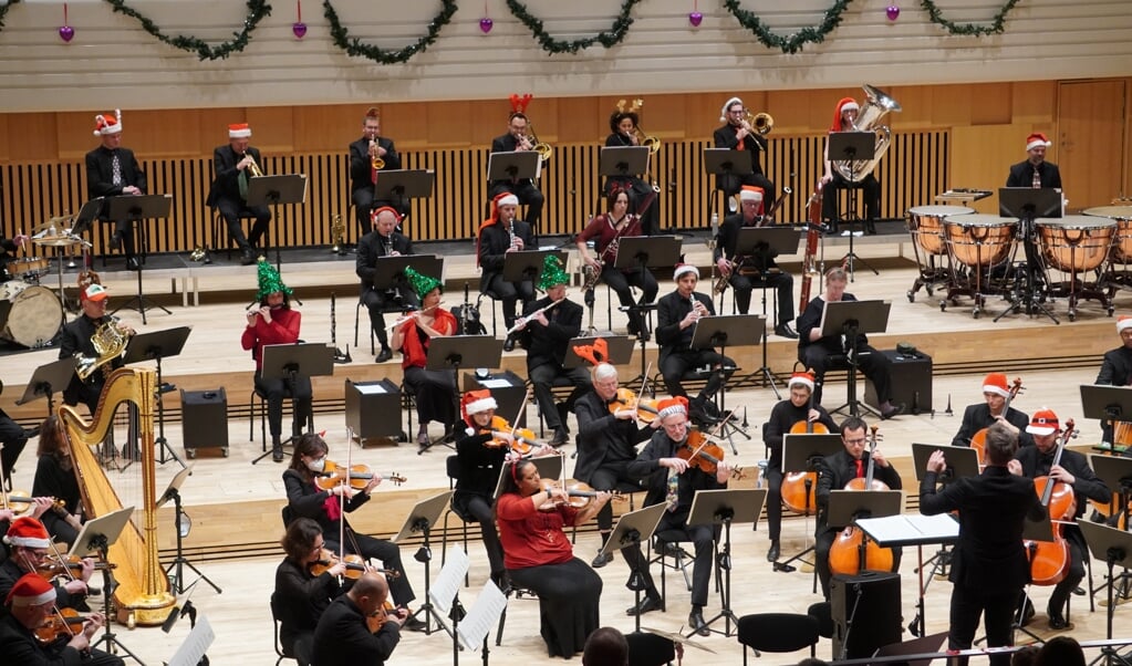 Musikerne i Sønderjyllands Symfoniorkester har taget afstand fra hinanden. Til gengæld beholder de nissehuerne og juletræerne på hovederne.   (SSO)