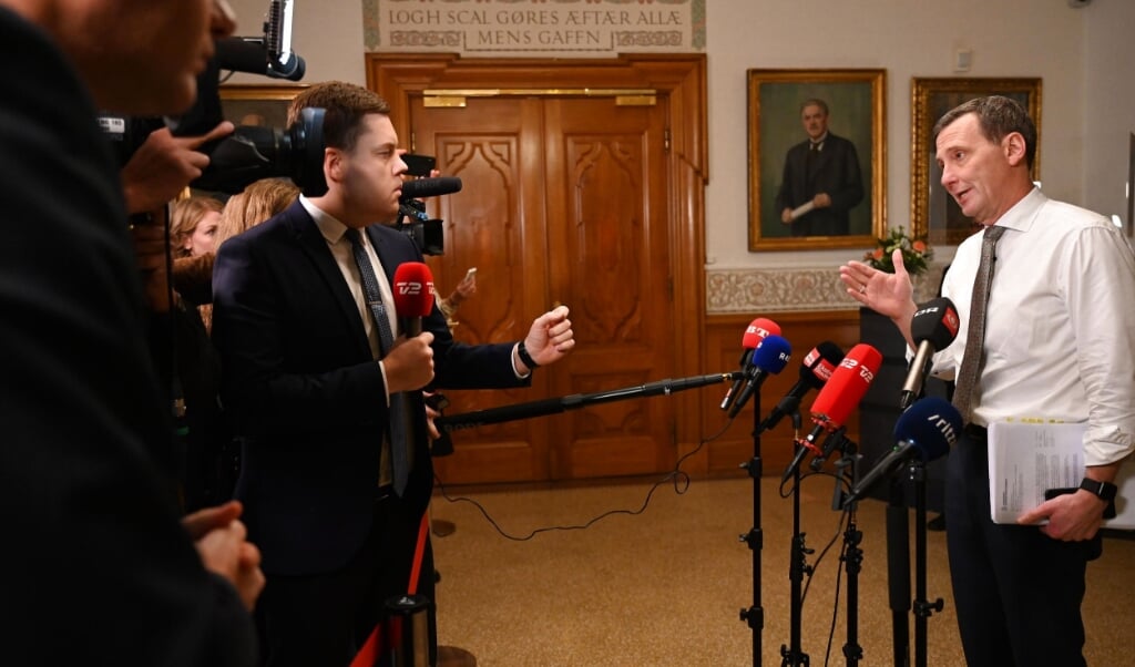 Danmarks statsminister Mette Frederiksen (S) og justitsminister Nick Hækkerup (S) efter samråd om sms'er i minksagen.  (Philip Davali/Ritzau Scanpix)