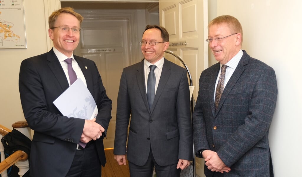 Ministerpræsident Daniel Günther (CDU), til venstre, hilste på ECMIs direktør, Vello Pettal, i midten, og formanden for ECMIs bestyrelse, Jørgen Kühl. (Sebastian Iwersen)