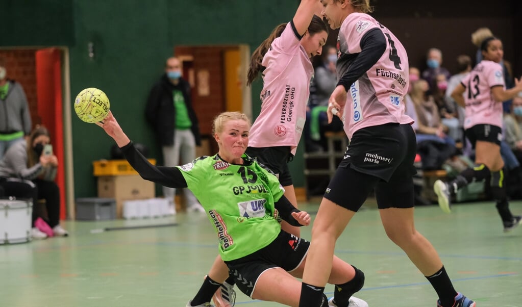 Kapitänin Ronja Lauf (mit Ball) wird den Handballerinnen des TSV Nord Harrislee in Bremen fehlen.  ( Sven Geißler)