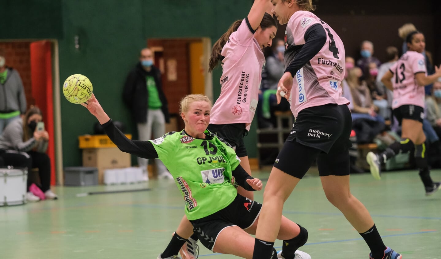 Kapitänin Ronja Lauf (mit Ball) wird den Handballerinnen des TSV Nord Harrislee in Bremen fehlen.