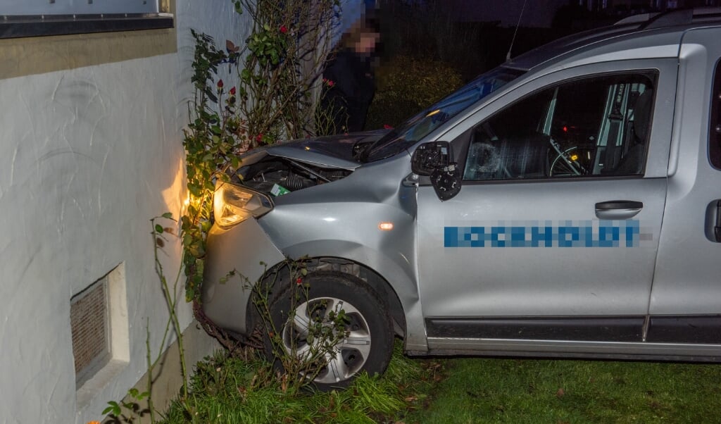 Bilen tørnede frontalt ind i beboelsesejendommens mur.    (Herbert Schmidtke)