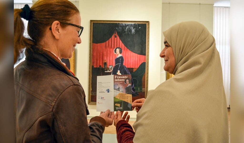 Nicole Gifhorn (l.) und Lubna Kalleh laden wieder zum Projekt »Frauenleben« ein. In den Ausstellungsräumen lernen die Frauen Bildnisse und Skulpturen von Frauen aus vergangenen Zeiten kennen. (Landesmuseen SH)