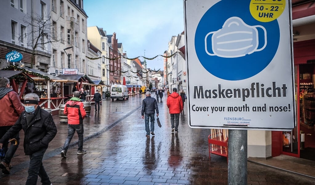 Mundbindskravet blev indført få dage efter, at julemarkedet begyndte i Flensborg, og det forsætter nu måneden ud.   (Heiko Thomsen)