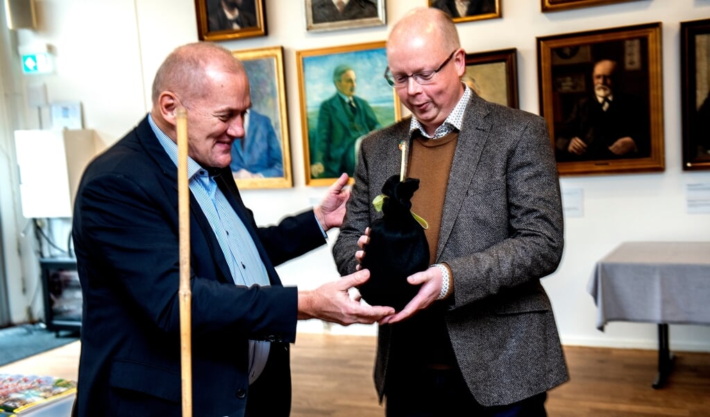 Redaktør for satireskriftet æ Rummelpot Gunnar Hattesen (t.v.) overrækker her den sønderjyske hæderspris Årets Æresrummelpot til SSW-forbundsdagsmedlem Stefan Seidler. (Ludvig Dittmann, JydskeVestkysten)