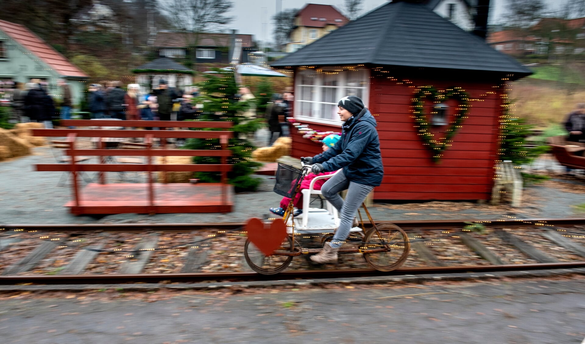 Skinnecyklerne står ikke stille særlig længe i weekenderne i Julehjertebyen. Det er meget populært blandt de besøgende at tage en tur, og den succes er Aabenraa Veteranbane anno 2019 overraskede over. Arkivfoto: 