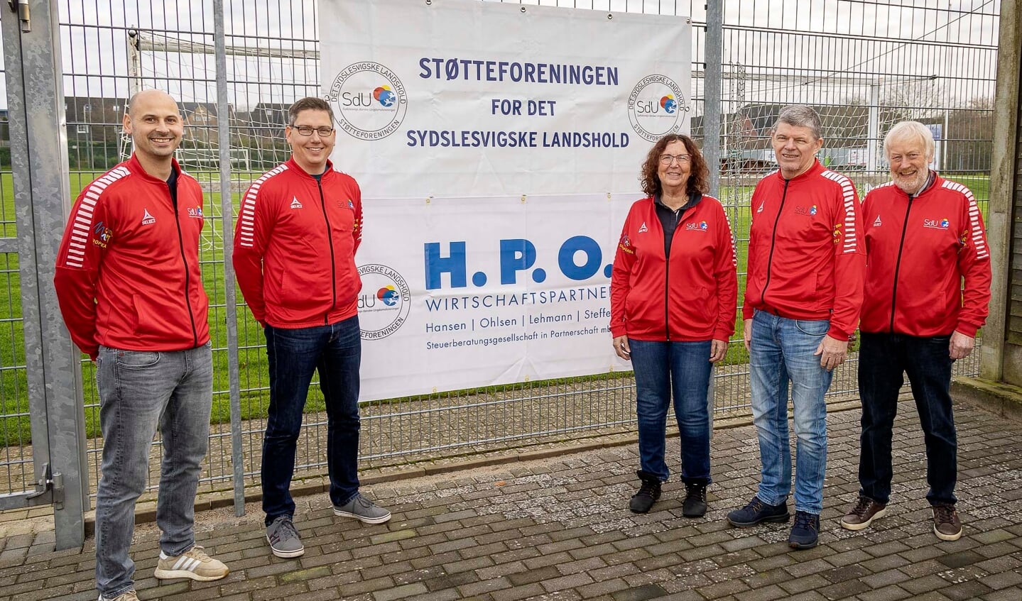 Stor glæde over, at hovedsponsor H.P.O. fortsætter støtten til SdU-Landsholdet. På billedet ses (fra venstre) Tore Wächter (træner), Christian Vach (H.P.O.), Barbara Ohlsen (H.P.O.), Horst Schneider (Støtteforneingens formand) og Kaj Andersen (Teammanager). 