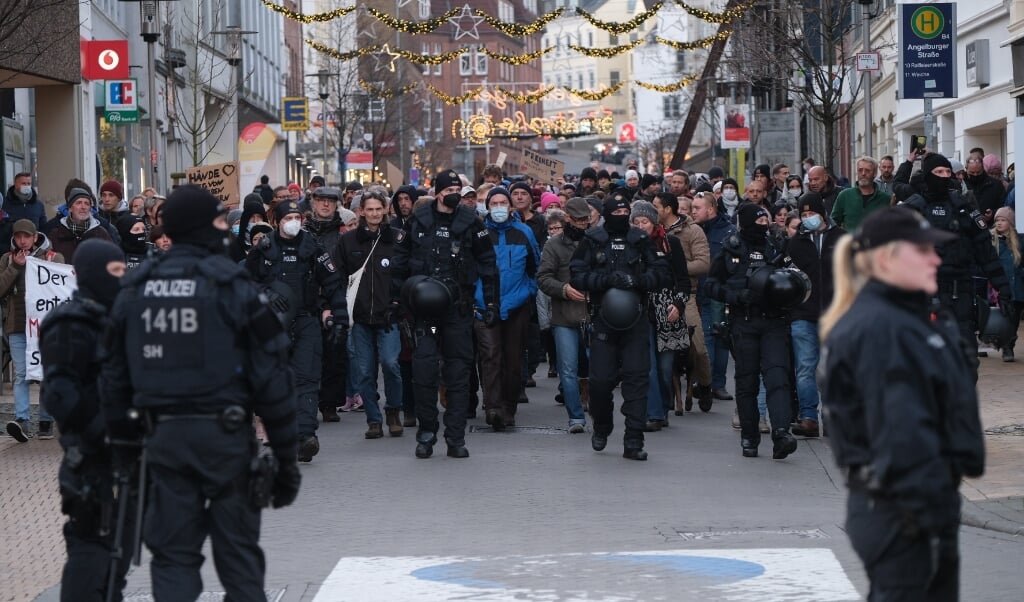 Demonstranterne vandrede igennem Flensborgs centrum. Politiet var talstærkt til stede.   (Sven Geißler                                                                                                                                                                                                                                                  )