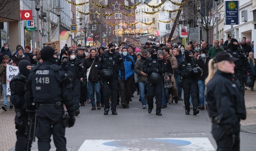 Demonstranterne vandrede igennem Flensborgs centrum. Politiet var talstærkt til stede. Foto: