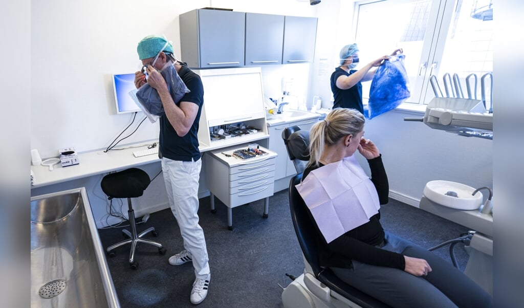 Mange unge stopper med at gå til tandlægen ved overgangen til voksentandplejen, hvor den unge selv skal betale for at få behandling. Derfor har partierne bag finansloven sat penge af til gratis tandpleje til de 18- til 21-årige. (Arkivfoto).  (Claus Fisker/Ritzau Scanpix)