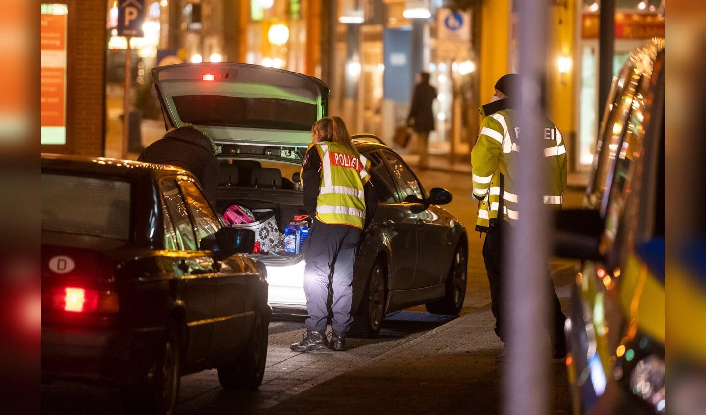 På Rødegade kontrollerede betjentene bilerne, som de stoppede ved en stikprøvekontrol. Foto:
