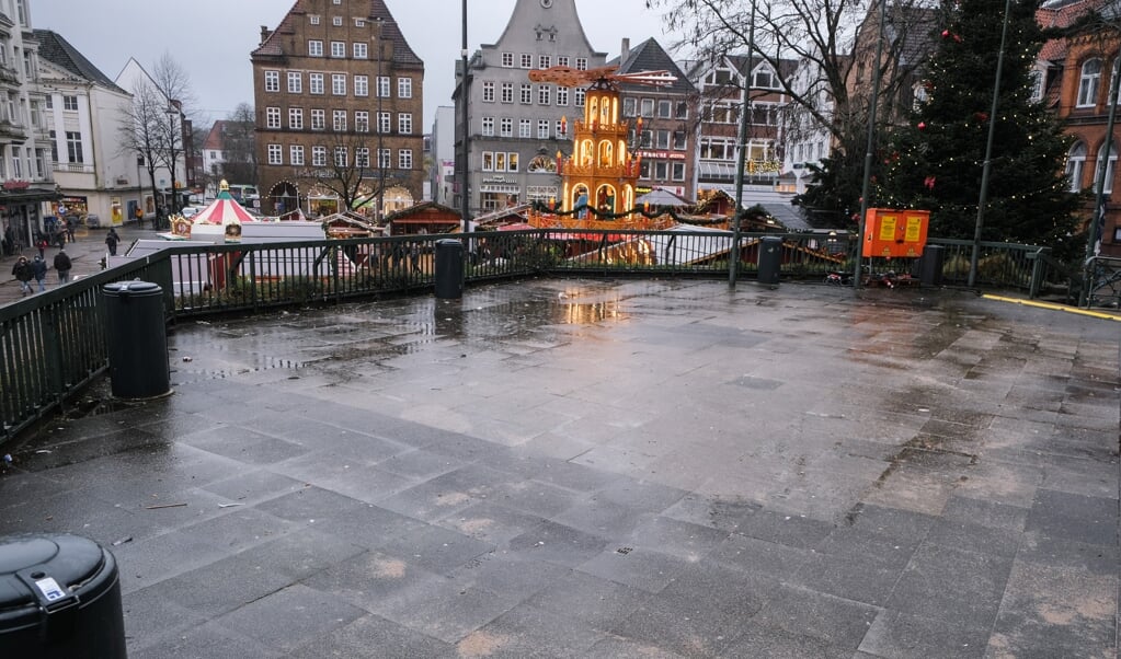 Platformen er ryddet for bænke foran Sankt Nikolai kirken. Fredag formiddag blev de fjernet af Flensborg Kommune, fordi de inden for de seneste par dage har oplevet dårlig opførsel fra »Søndertorv-miljøet«.   (Sebastian Iwersen)