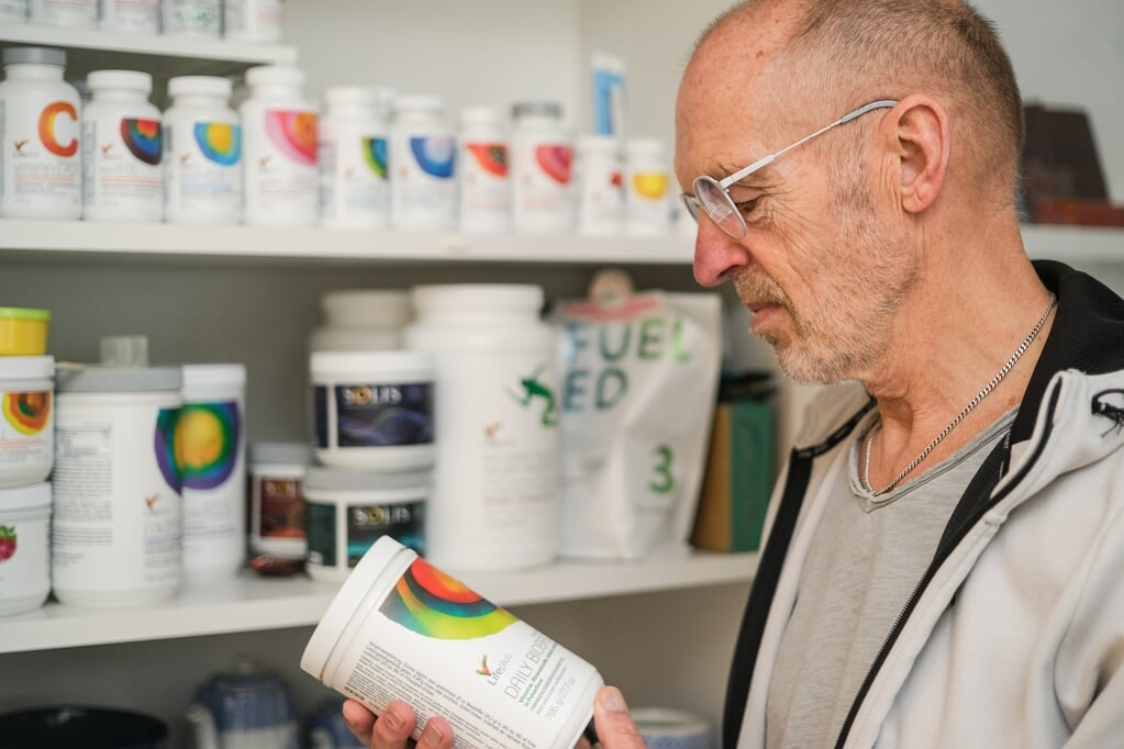 Wolfgang Engelbrecht vil ikke have vaccinen. Han er sikker på, at hans krop får de nødvendige »ingredienser«, til at klare sig også uden indkøbene fra Lidl, som han betegner som ren »tilsætning«. (Sven Geißler)
