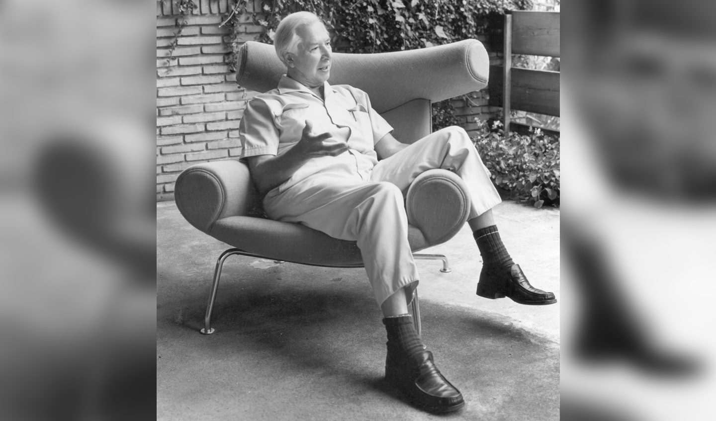 Hans J. Wegner sidder i »The Ox Chair«. Det verdensberømte bysbarns møbler kan man formentlig se mere til på Museum Wegner i fremtiden. Museet er rykket et stort skridt nærmere, efter at hans to døtre, Eva Wegner og Marianne Wegner, har givet tilsagn om tre millioner kroner om året. Foto: 