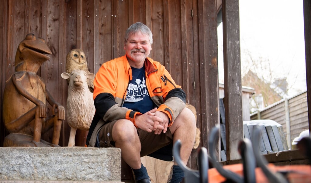 Frøen Kermit, en ugle og et får et nogle af de figurer, der vokser ud for enden af Jens Meyers motorsav. Seks et halvt år som naver i flere verdensdele har lært ham meget om alverdens håndværk. ( Kira Kutscher)