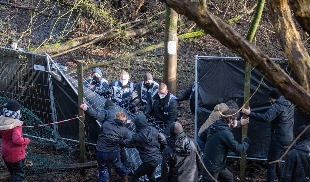Det kom til tumultagtige scener, når en privat vagtfirma fredag gik i gang med at rømme banegårdsskoven. ( Tim Riediger)
