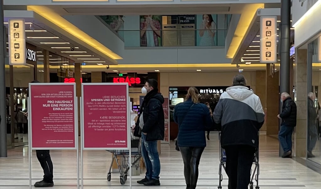 Der står skilte fordelt i hele indkøbscentret, der gør opmærksom på, at det kun er tilladt for en person per husstand at tage ud at handle. Alligevel ser man flere steder to personer, der er ude at købe ind sammen. (Marie Buhl)