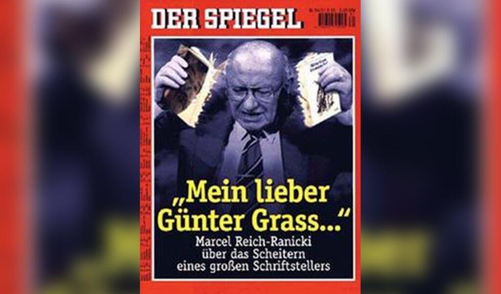 Mange husker sikkert denne forside af Der Spiegel fra 1995: Marcel Reich-Ranicki river Günter Grass' bog »Ein weites Feld« i stykker i en fotomontage. (Arkivfoto)