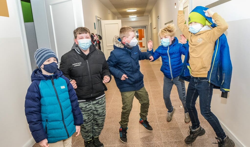 Hellere almindelig skole end nødpasning, mener Vincent Severin Heß (t.h.), der her hopper rundt med klassekammeraterne på Vimmersbøl Danske Skole. (Sven Geißler)