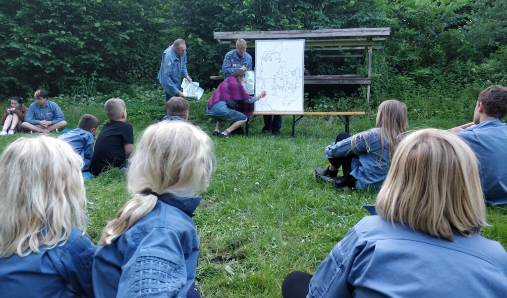 Ved lejrbålet fik FDFerne hver aften et kapitel fra bogen »Genforeningen« skrevet af Sigurd Barrett. Samtidig talte de om, hvor i grænselandet historien foregik, og hvilken betydning den fik for grænsen. ( FDF Næstved)