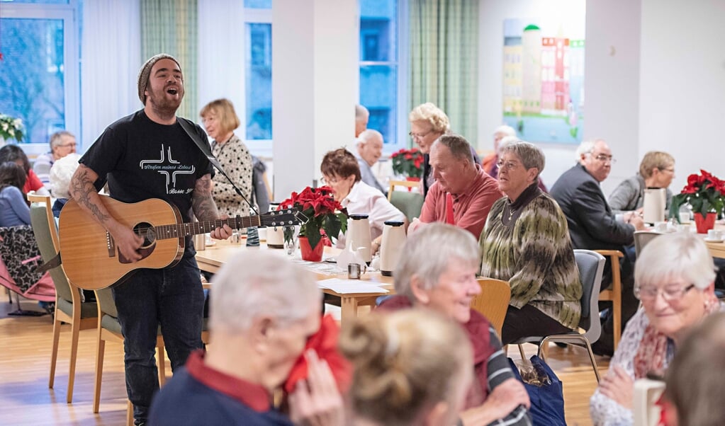 Bosse Hill har aldrig været bleg for at give noget af sig selv - som her til en julebasar på Dansk Alderdomshjem. Nu har han selv brug for hjælp. (Arkivfoto: Tim Riediger)