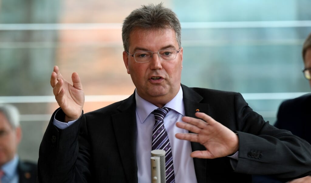 Gruppeformand Lars Harms (SSW) udstillede, hvordan AfD i den slesvig-holstenske landdag prædikede samfundssind, men selv drog hjem med fyldte lommer. (Carsten Rehder/dpa.)