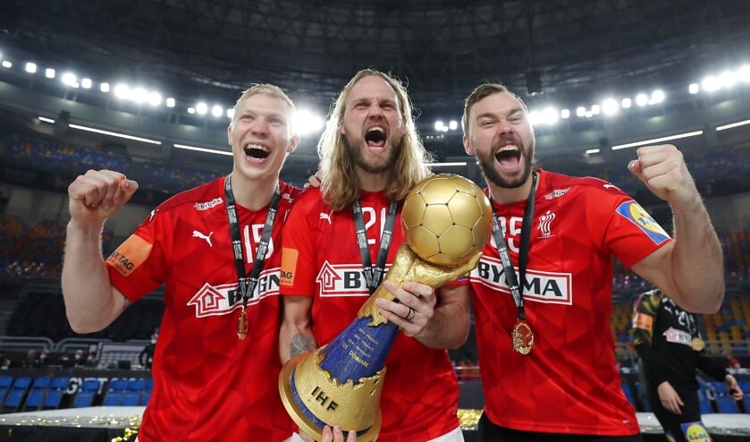 Magnus Saugstrup, Henrik Møllgaard og Nikolaj Læsø jubler efter dansk VM-sejr.