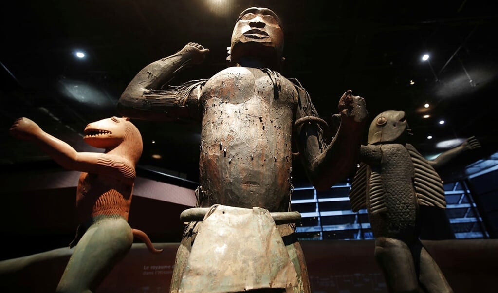 Tre statuer fra kongedømmet Benin i Vestafrika udstillet på Quai Branly Museum i Paris. Frankrig tog statuerne under kolonitiden, men præsident Emmanuel Macron meddelte i 2017, at Frankrig vil sende en række afrikanske kulturgenstande retur. ( Philippe Wojazer, Scanpix)