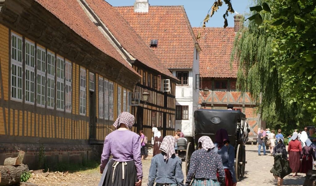 Bygade, som den kunne se ud i 1700-tallet. Bygningen er Aarhus Mølles hovedbygning i barokstil fra omkring 1700 og længere henne maltmøllen fra 1782. Begge er flyttet fra Aarhus Å og står nu i Den Gamle By. (Privatfoto)