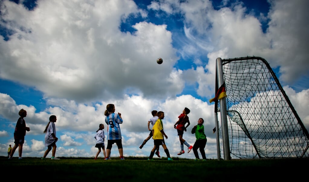 Für die Rückkehr des Amateursports haben sich auch die Präsidenten aus den Regional- und Landesverbänden des Deutschen Fußball-Bundes, darunter auch der SHFV (Schleswig-Holsteinischer Fußballverband) stark gemacht. Vor allem Kindern und Jugendlichen soll die Möglichkeit geben werden, wieder unter freiem Himmel einem organisierten Trainingsbetrieb im Verein nachzugehen. ( dpa)