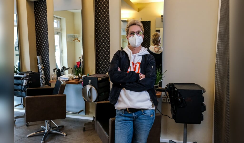 Andrea Güth er rystet, fordi hendes virksomhed er kommet i klemme, uden at hun kan bebrejde sig selv. Hun savner hjælp til frisørerne. ( Sebastian Iwersen)