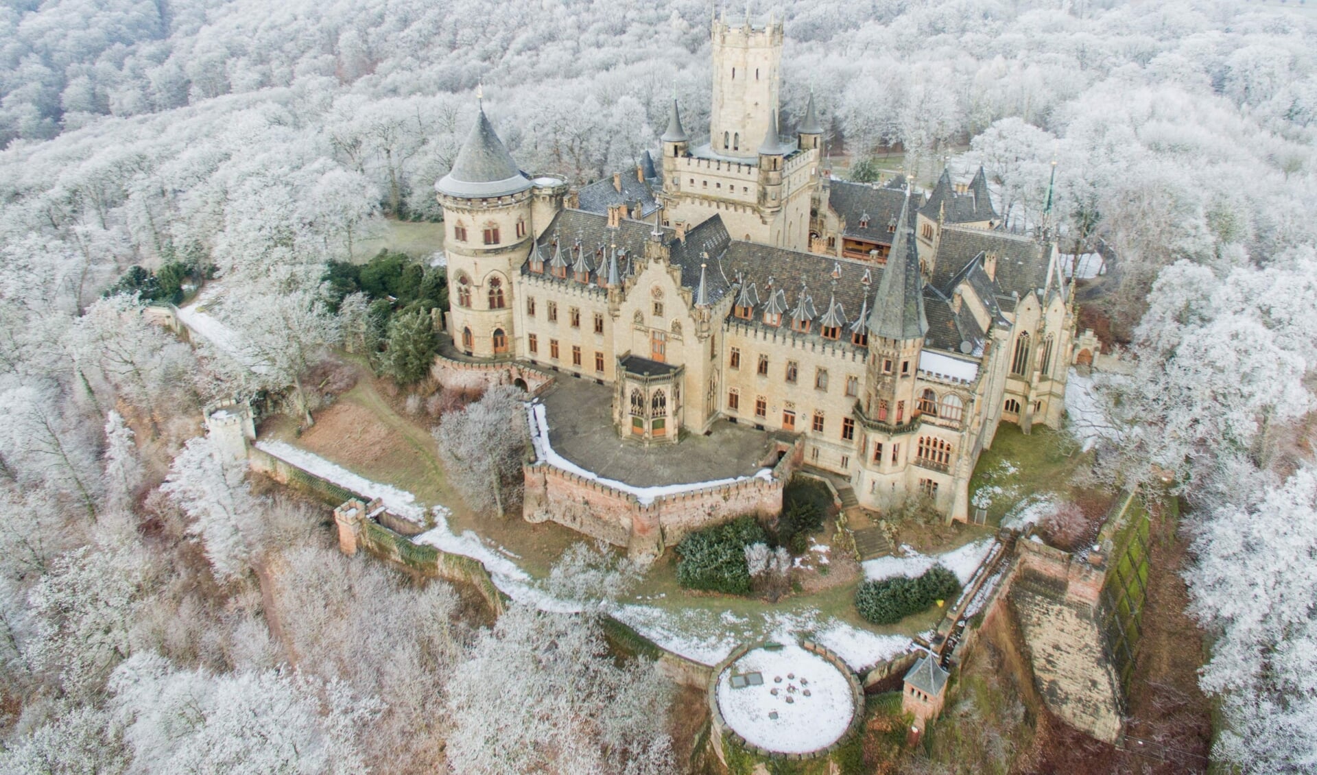 Det godt 150 år gamle Marienburg Slot i sin vinterdragt. Det ligger 25 kilometer syd for Hannover. Det er en populær turistattraktion, der hvert år besøges af omkring 200.000 gæster. 
