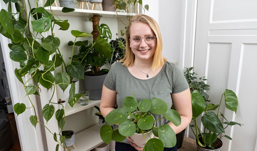 Sarah Bergholz er begyndt at dyrke potteplanter under corona. Hun er oppe på 35 lige nu. ( Lars Salomonsen)