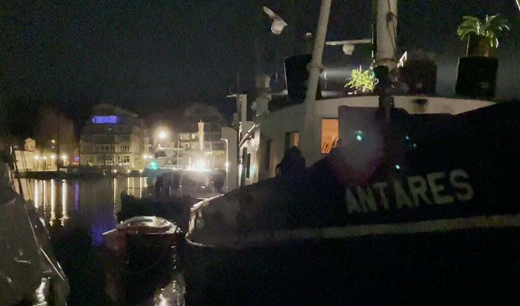 Gestern Nacht hat ein Mann alleine auf seinem Boot in Flensburg gefeiert. Lennart Adam ( Lennart Adam)