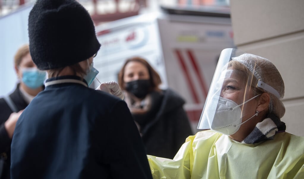 I det seneste døgn er kun ni nye testet positive for coronavirus i Flensborg. Genrefoto: (Sebastian Gollnow/dpa)